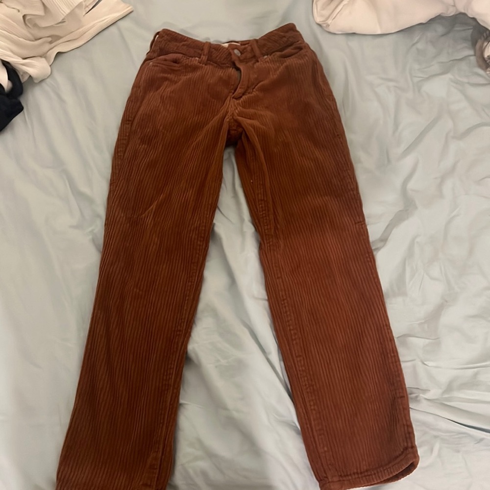 Super cute brown jeans!